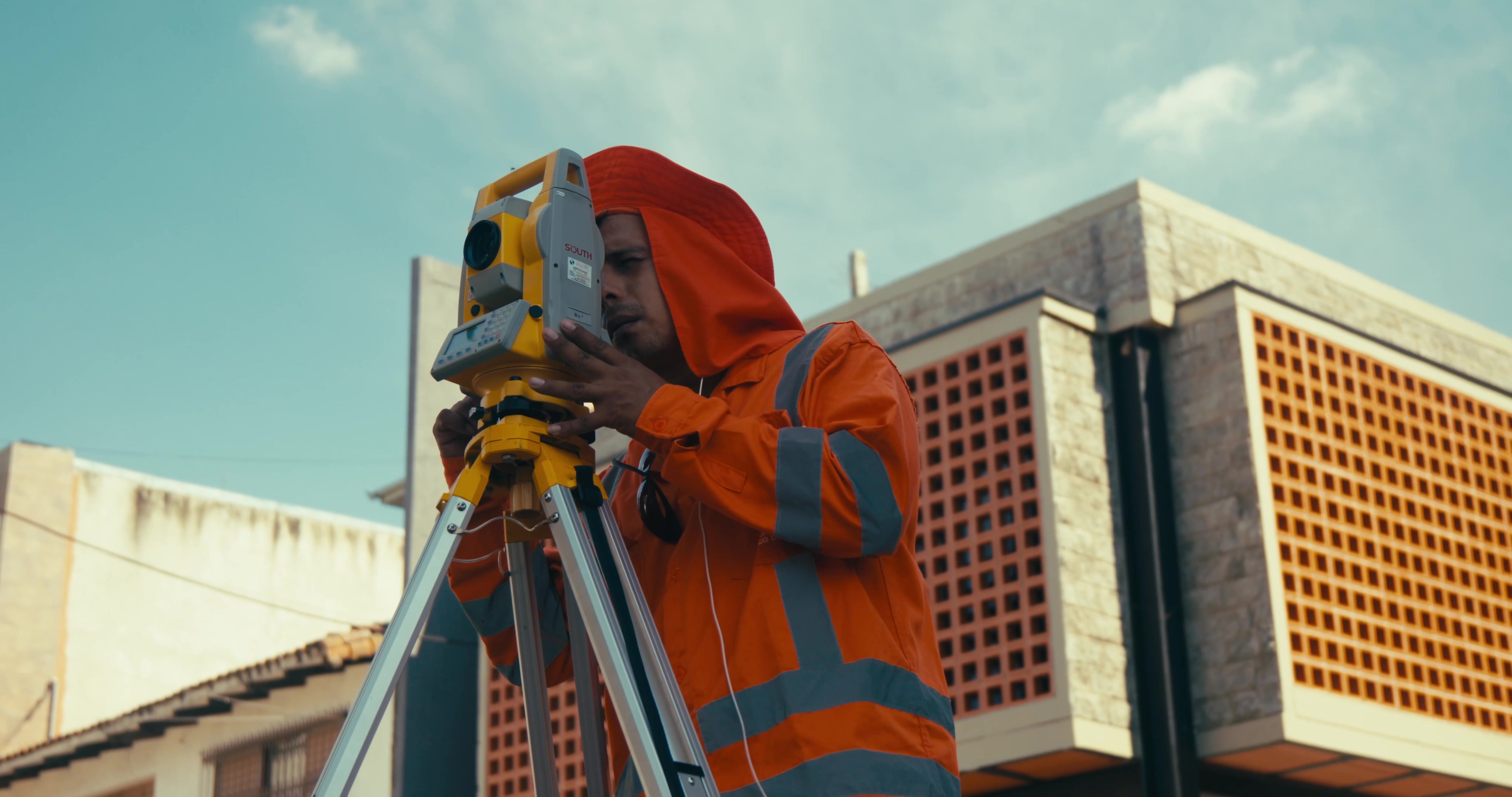 Trabajador realizando una medición con una estación total